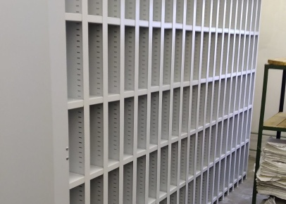 стеллаж с ячейками для раскладки результатов анализов