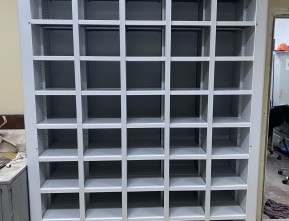 Адресное хранение на предприятии - ячеистые стеллажи с дверями