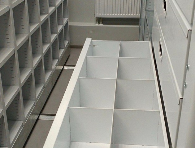 Металлические стеллажи для склада с ящиками