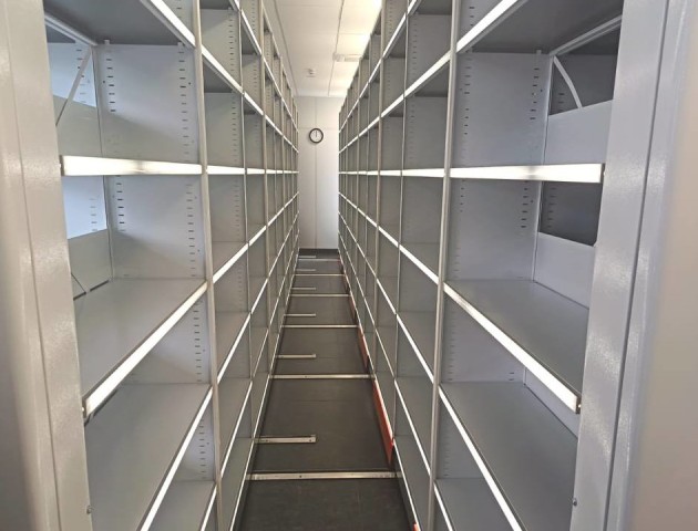 Стеллажи со светодиодной подсветкой полок