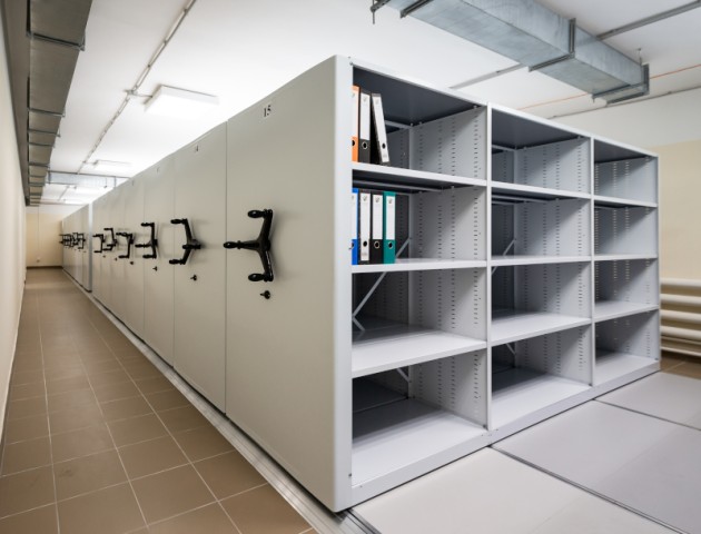 Стеллажи для архива в сложном помещении